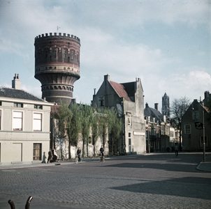 119135 Gezicht in de Van Asch van Wijckstraat te Utrecht, met op de achtergrond de watertoren aan de Lauwerhof.